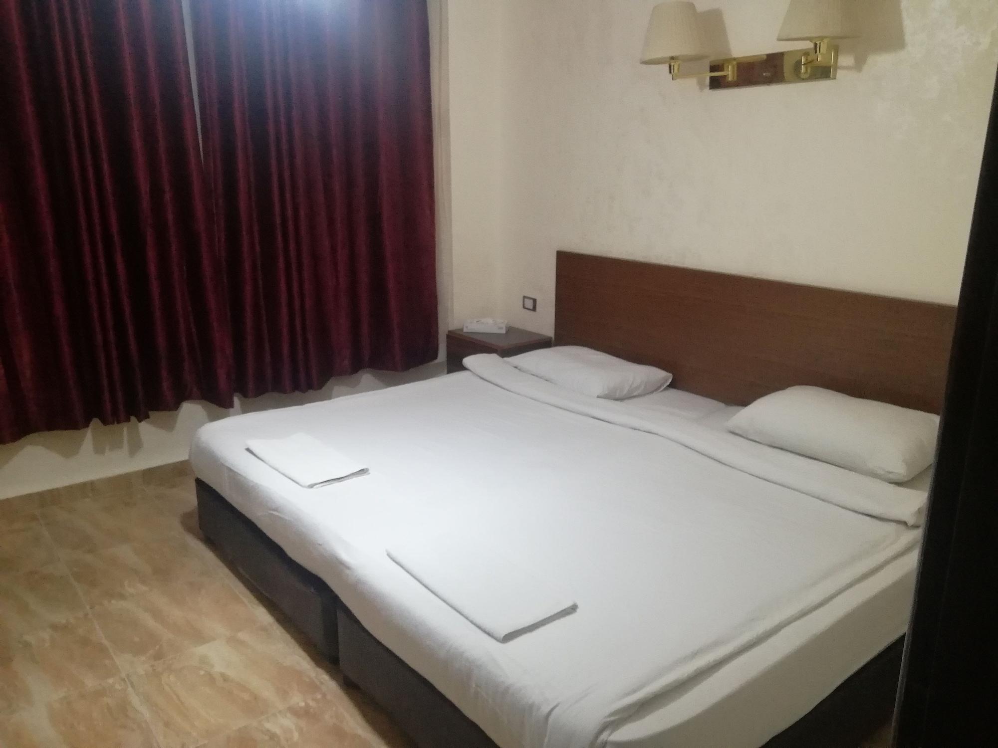 Al-Houriat Hotel Amman Esterno foto